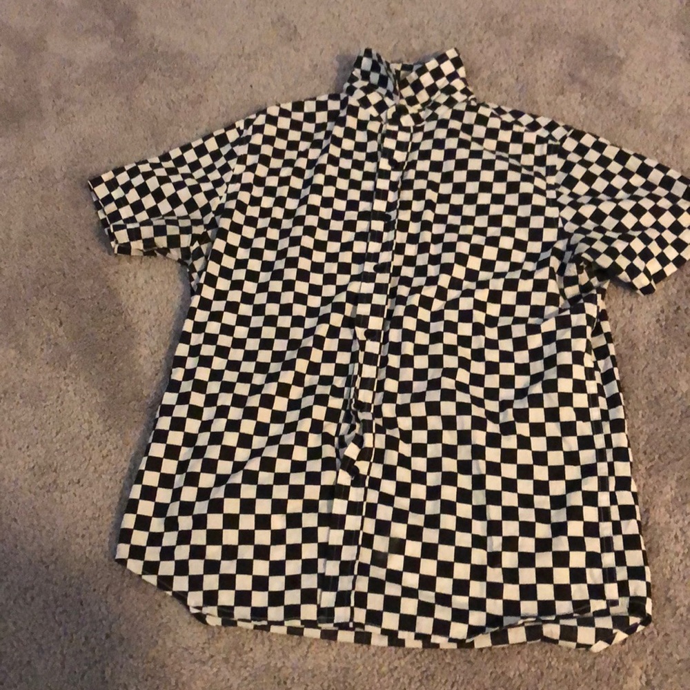 Checkered shirt with short sleeves and collar.